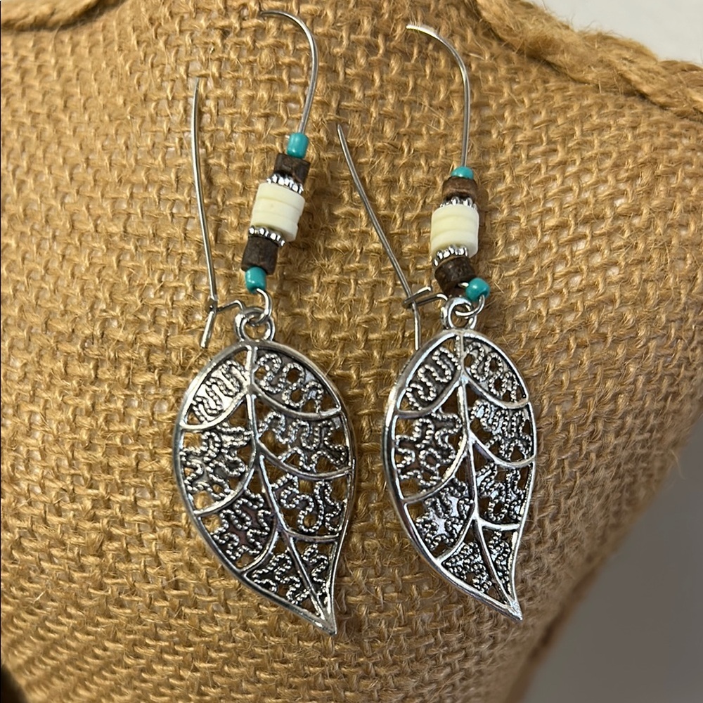 NWOT Silver Leaf Dangle Earrings